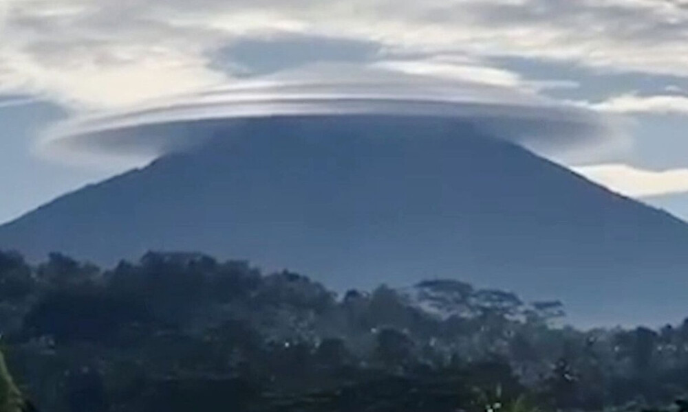 Κοίταξαν τον ουρανό και έπαθαν σοκ - Το σπάνιο φαινόμενο που τους τρομοκράτησε (video)