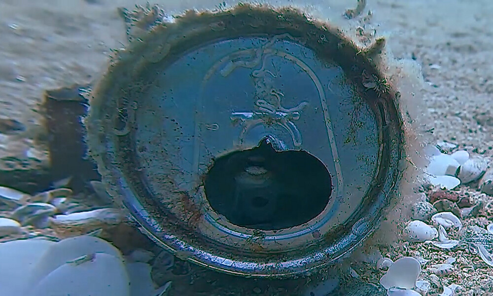 Απίστευτο! Βρήκαν κουτάκι στον βυθό της θάλασσας - Τρελάθηκαν μ' αυτό που ήταν μέσα (video)