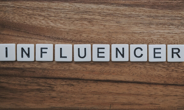 Influencer ανέβασε φωτογραφία στο προφίλ της και πίσω ο φίλος της… σκουπιζόταν (pics)