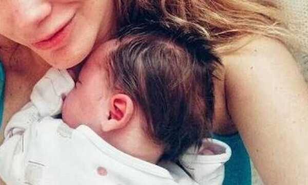 Η νέα φωτό της ευτυχισμένης μανούλας με τη νεογέννητη κόρη της μας έκανε να... λιώσουμε! (photos)