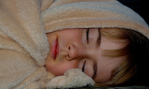 Κοιμάσαι με σεντόνι ή κουβερτούλα το καλοκαίρι; Μάθε γιατί! (photos)