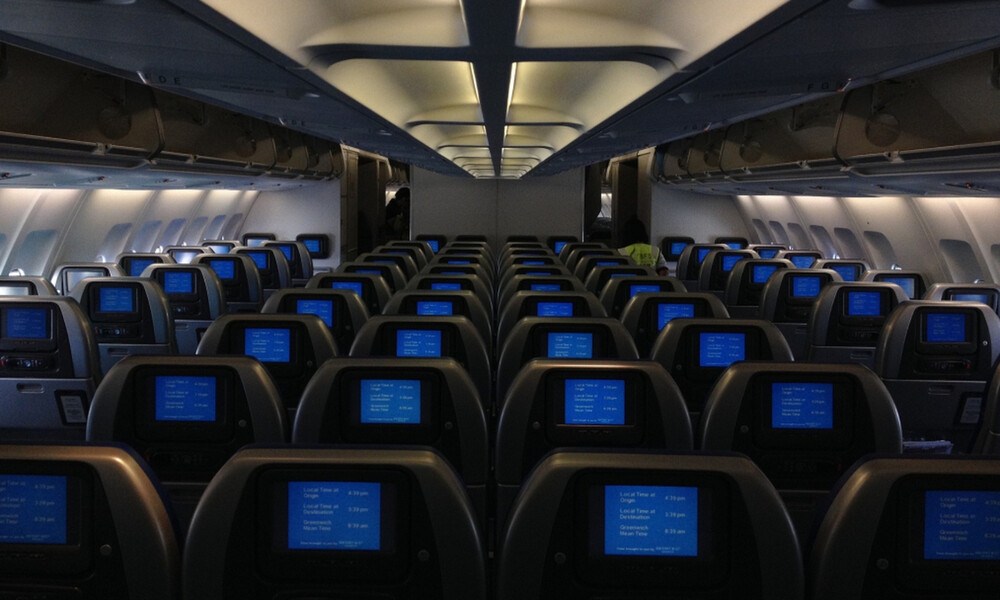 Γιατί χαμηλώνουν τα φώτα κατά τη διάρκεια της προσγείωσης και της απογείωσης στο αεροπλάνο; (video)