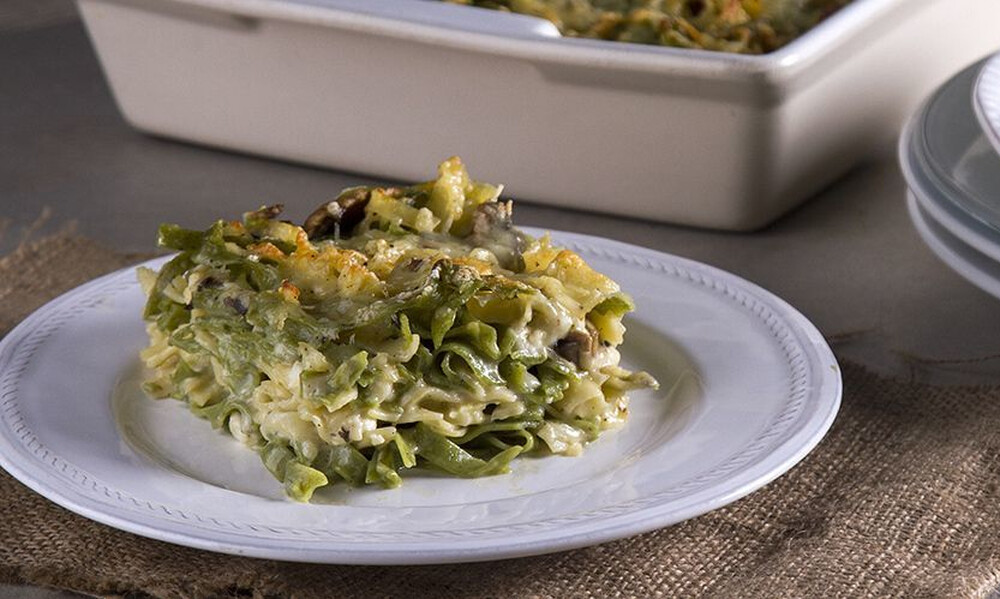 Ακης Πετρετζίκης: Σουφλέ με μακαρόνια στο φούρνο...