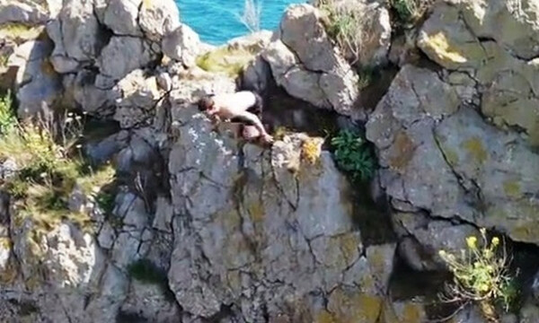 Εικόνες σοκ: Έπεσε από βράχο 60 μέτρων στη θάλασσα - «Πάγωσαν» μόλις είδαν τι έπαθε (video)