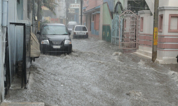 Μετά την νεροποντή, πλημμύρισαν οι δρόμοι, μα το νερό ήταν… πράσινο! (video)