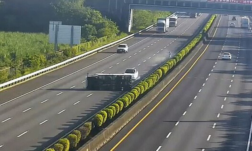 Εικόνες σοκ: Αυτοκίνητο πέφτει πάνω σε αναποδογυρισμένο φορτηγό - Δείτε γιατί (video)