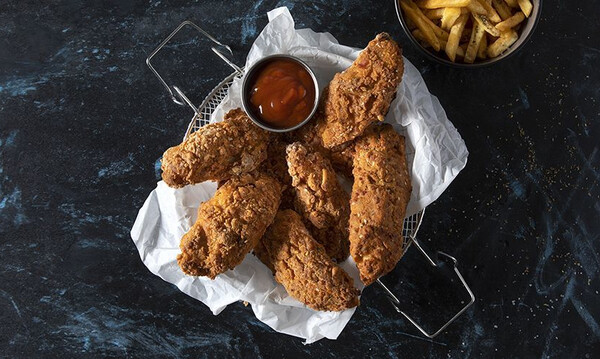 Άκης Πετρετζίκης: Κοτόπουλο πανέ στον φούρνο