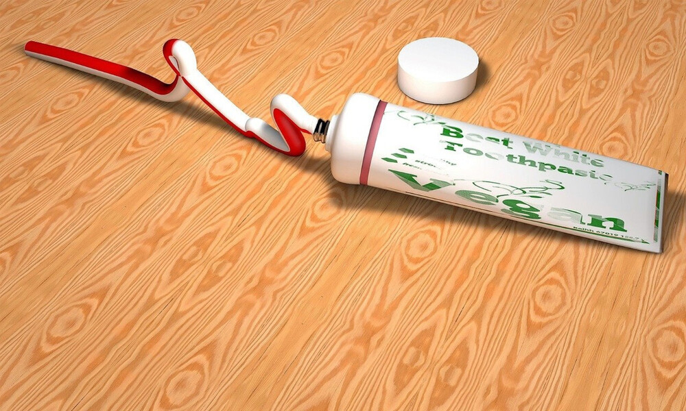 Πήρε οδοντόκρεμα και την άπλωσε στο σίδερο - Μόλις δείτε γιατί θα το κάνετε κι εσείς (video)