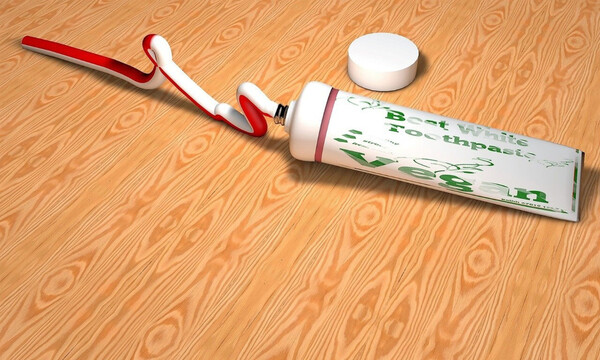 Πήρε οδοντόκρεμα και την άπλωσε στο σίδερο - Μόλις δείτε γιατί θα το κάνετε κι εσείς (video)