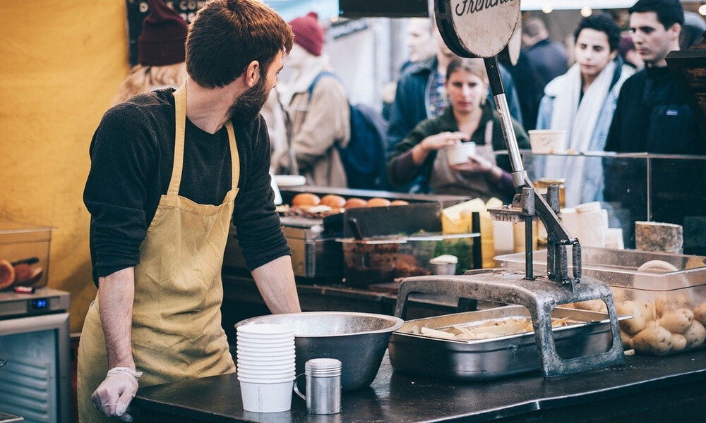 Μπήκε σε φαστφουντάδικο να παραγγείλει - Αηδίασε μ' αυτό που είδε στην κουζίνα (video)