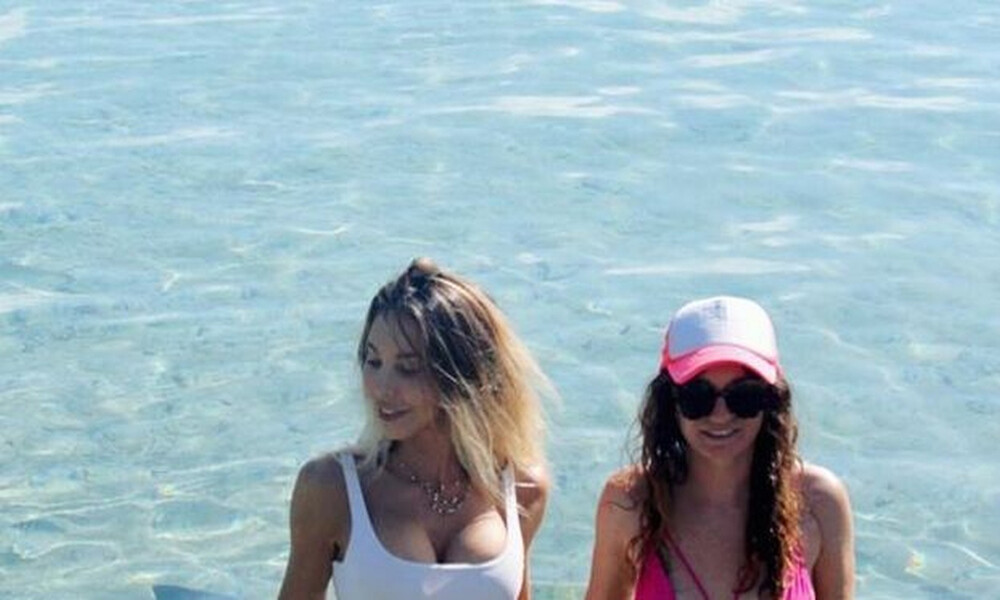 Influencers ανέβασαν φωτογραφία στη θάλασσα - «Πάγωσαν» μόλις είδαν τι ήταν πίσω τους (photos+video)