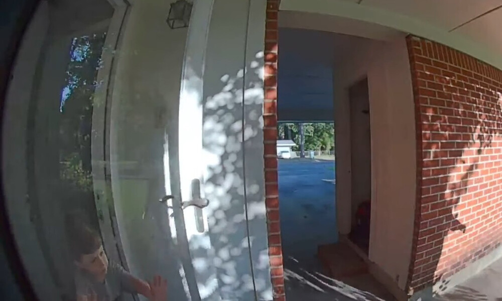 Παιδί βγήκε από το σπίτι - «Πάγωσε» μόλις είδε τι ήταν πίσω του (video)