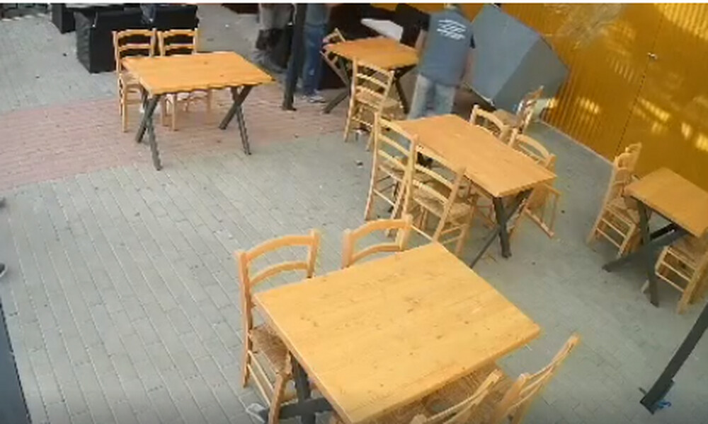 Ντεπόζιτο έπεσε ξυστά από παρέα που έπινε τον καφέ της (video)