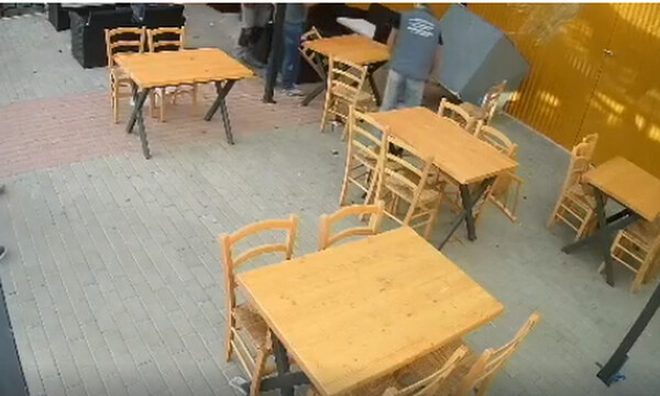 Ντεπόζιτο έπεσε ξυστά από παρέα που έπινε τον καφέ της (video)