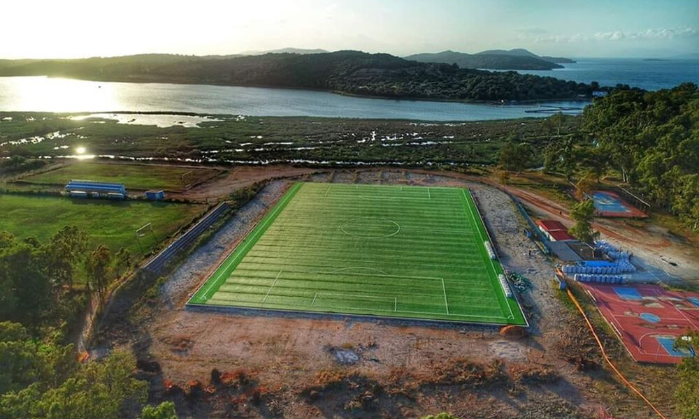 Απίστευτο κι όμως ελληνικό! Σε γήπεδο που κόστισε 500.000 ευρώ βόσκουν… γίδια (photos)