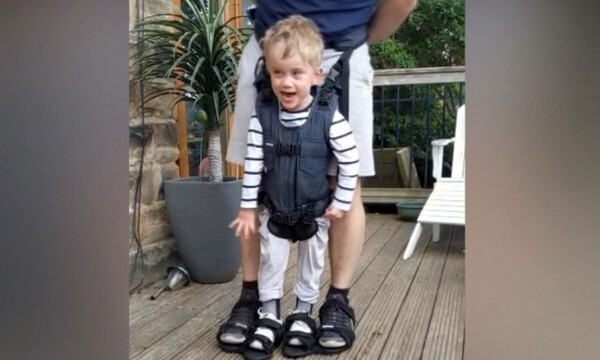 Αγόρι 4 ετών κάνει τα πρώτα του βήματα - Συγκινητική η αντίδρασή του (video)