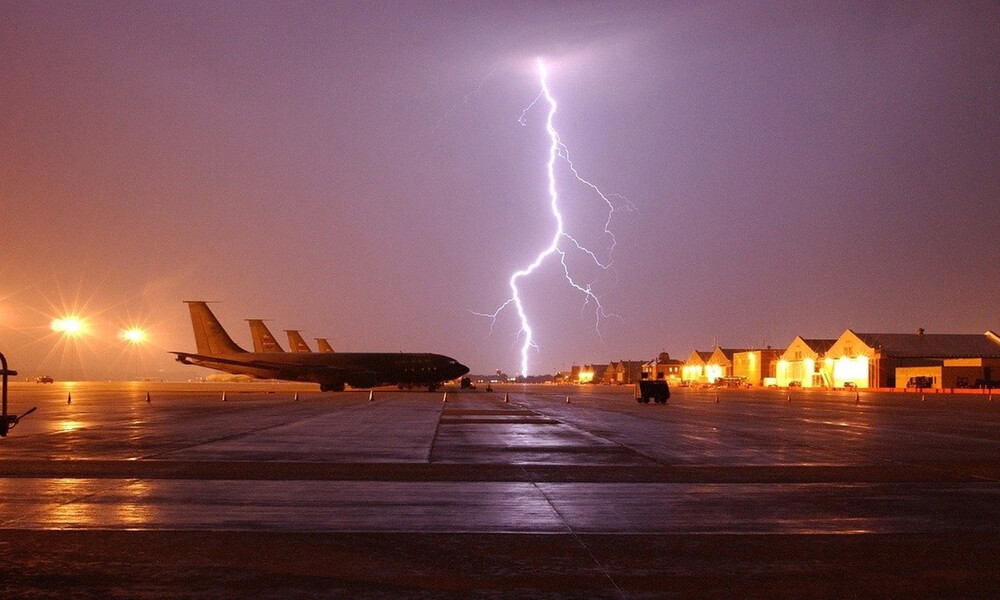 Εικόνες σοκ: Αστραπές χτυπούν αεροπλάνο στον αέρα (video)