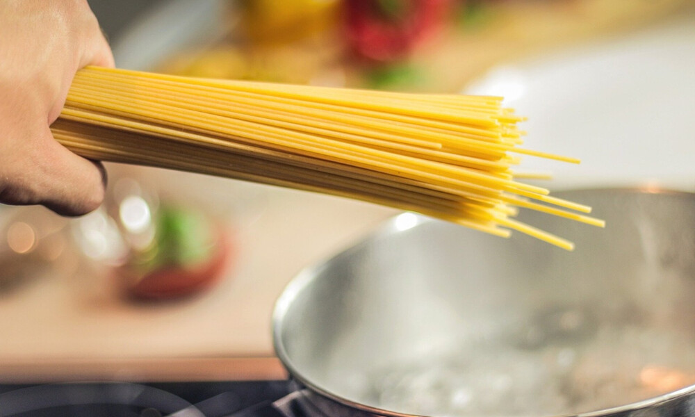Πετάς το νερό από τα βρασμένα μακαρόνια; Δες γιατί να το σταματήσεις (photos)