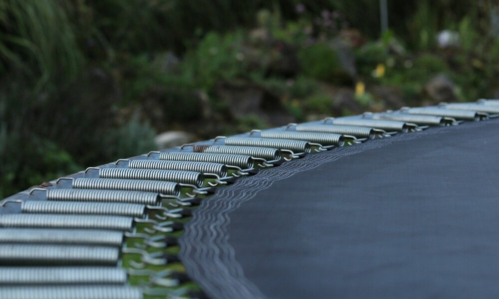 Έκανε χαλαρός τραμπολίνο αλλά άρχισε να τρέχει σαν τρελός - Δείτε γιατί (video)