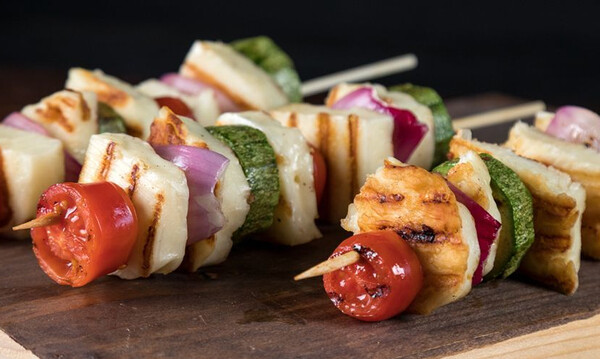 Άκης Πετρετζίκης: Σουβλάκια με χαλούμι, κολοκυθάκια και ντοματίνια