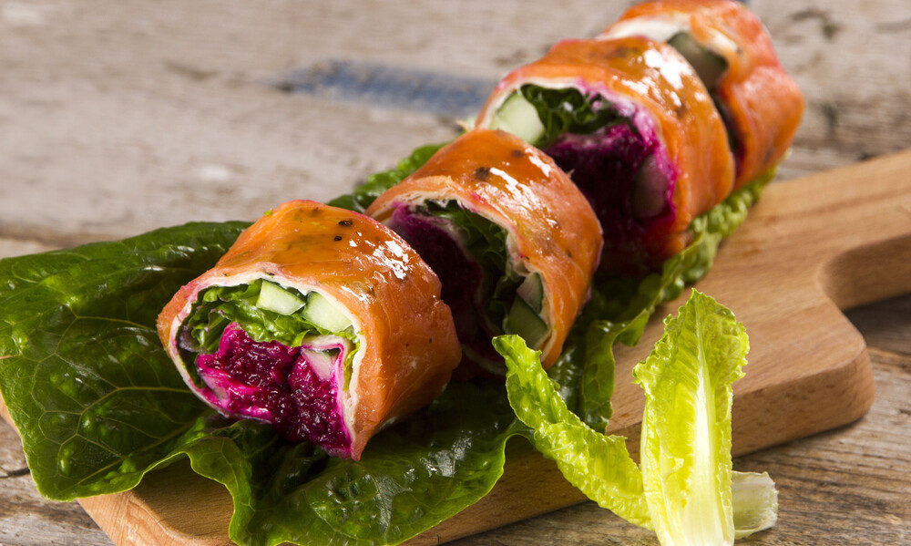 Άκης Πετρετζίκης: Ανάποδα ρολάκια σολομού