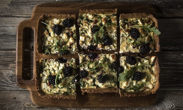 Άκης Πετρετζίκης: Τάρτα με κατσικίσιο τυρί και μαύρα μούρα
