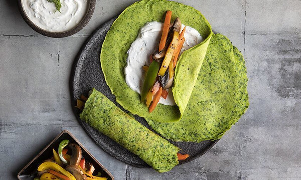 Άκης Πετρετζίκης: Κρέπες από σπανάκι με ψητά λαχανικά