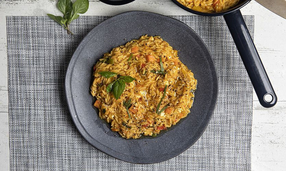 Άκης Πετρετζίκης: Κριθαράκι ολικής με ντομάτα και βασιλικό