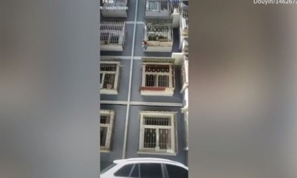 Γείτονες έσωσαν 2χρονο που κρεμόταν από τα κάγκελα τρίτου ορόφου (video)