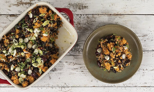 Άκης Πετρετζίκης: Γλυκοπατάτες με μαύρα φασόλια στον φούρνο