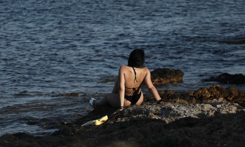 Σέξι μελαχρινή «έκαψε» την Ανατολική Αττική με το μαγιό της (photos)
