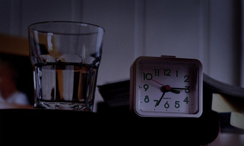 Πίνετε το νερό που έχετε δίπλα σας το βράδυ; Είναι επικίνδυνο (video)