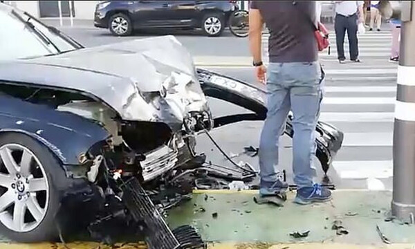 Γυναίκα τράκαρε αλλά βγήκε από το αμάξι και χόρευε (video)