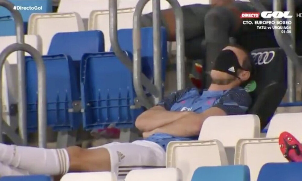 Ποδοσφαιριστής αποκοιμήθηκε στην εξέδρα την ώρα του αγώνα (photos+video)
