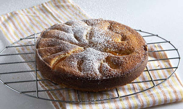 Άκης Πετρετζίκης: Κέικ με βερίκοκα