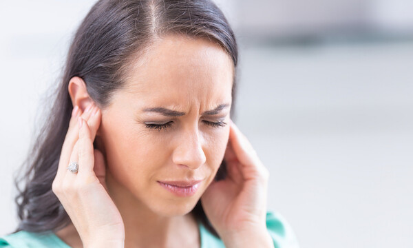 Βουητό στα αυτιά: Σε ποιες παθήσεις μπορεί να οφείλεται (εικόνες)