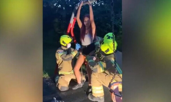 Θέλησε να φτιάξει βίντεο στο Tik Tok αλλά κόλλησε στην κούνια (video)