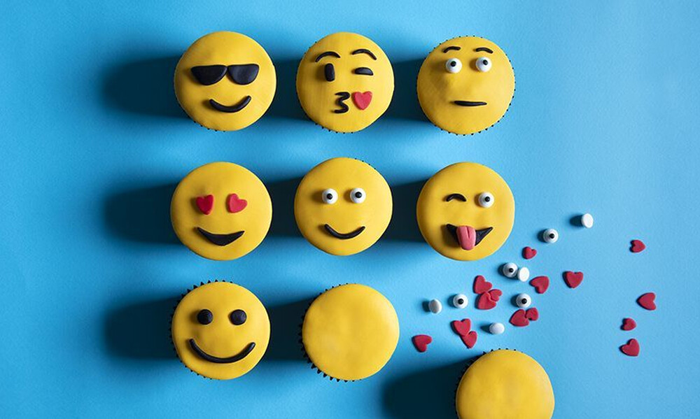 Άκης Πετρετζίκης: Emoji cupcakes