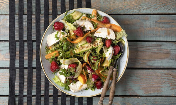 Άκης Πετρετζίκης: Καλοκαιρινή σαλάτα με φρούτα και κατσικίσιο τυρί
