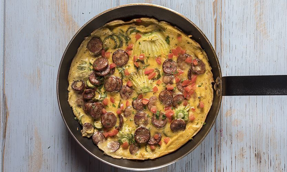 Άκης Πετρετζίκης: Φρουτάλια με κολοκυθοκορφάδες και λουκάνικο