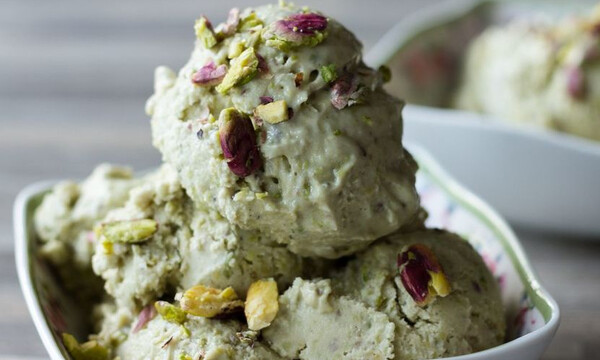 Άκης Πετρετζίκης: Εύκολο παγωτό φιστίκι