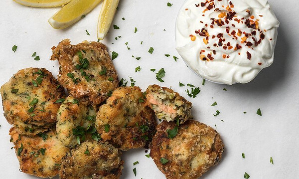 Άκης Πετρετζίκης: Πατατοκεφτέδες με σολομό