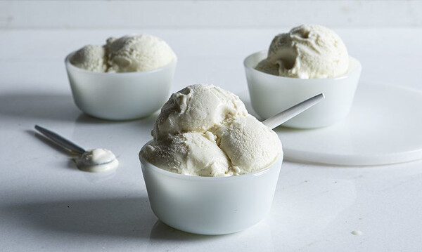 Άκης Πετρετζίκης: Gelato βανίλια