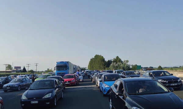 Χαμός στην Εθνική Οδό Αθηνών - Θεσσαλονίκης: Όχημα οδηγούσε ανάποδα! (vids)