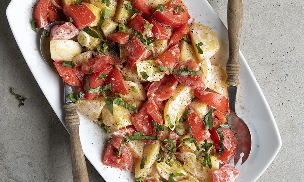 Άκης Πετρετζίκης: Πατατοσαλάτα με ντομάτες