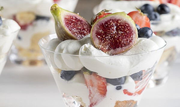 Άκης Πετρετζίκης: Trifle