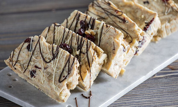 Άκης Πετρετζίκης: Κορμός λευκής σοκολάτας