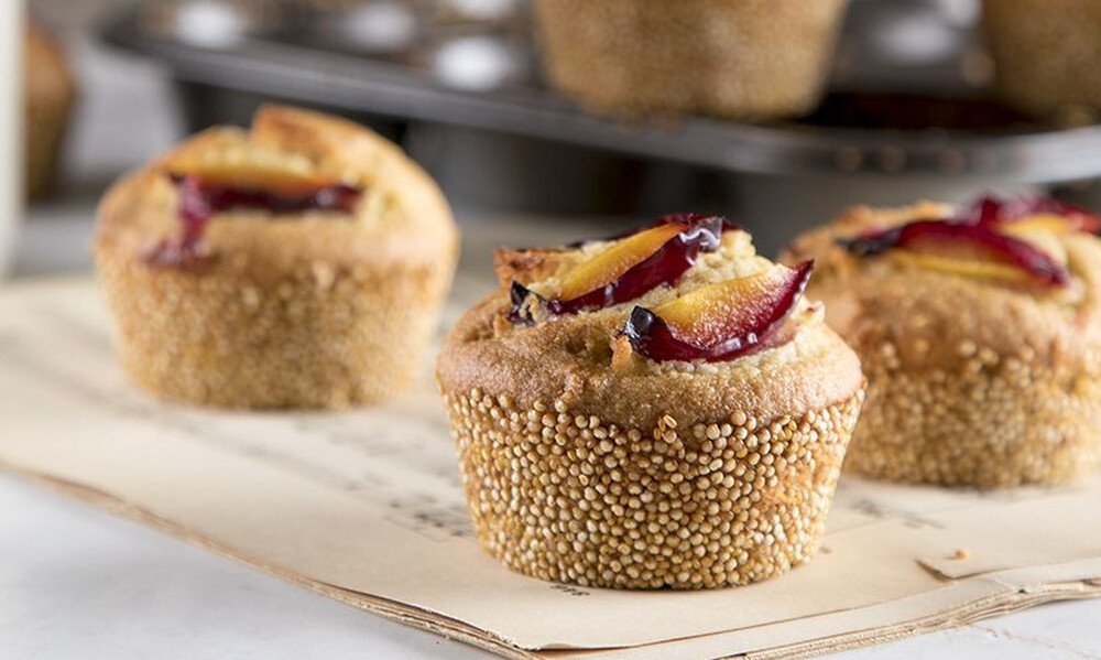 Άκης Πετρετζίκης: Muffins με κινόα και δαμάσκηνα
