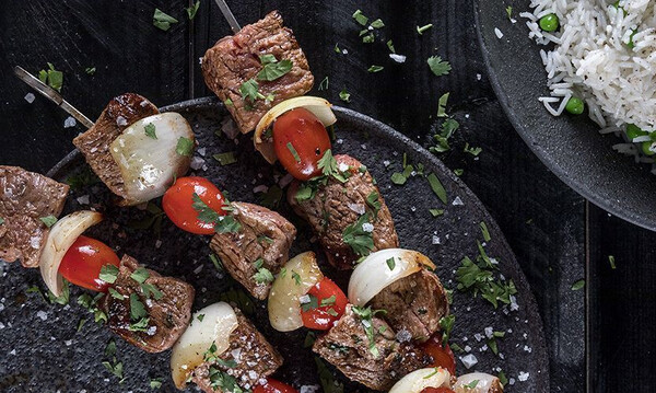 Άκης Πετρετζίκης: Μοσχαρίσια σουβλάκια με πικάντικη μαρινάδα