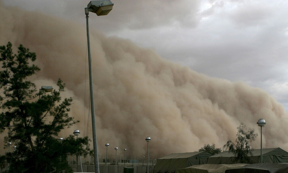 Τεράστια αμμοθύελλα «έπνιξε» σε ελάχιστο χρόνο ολόκληρο χωριό (video)